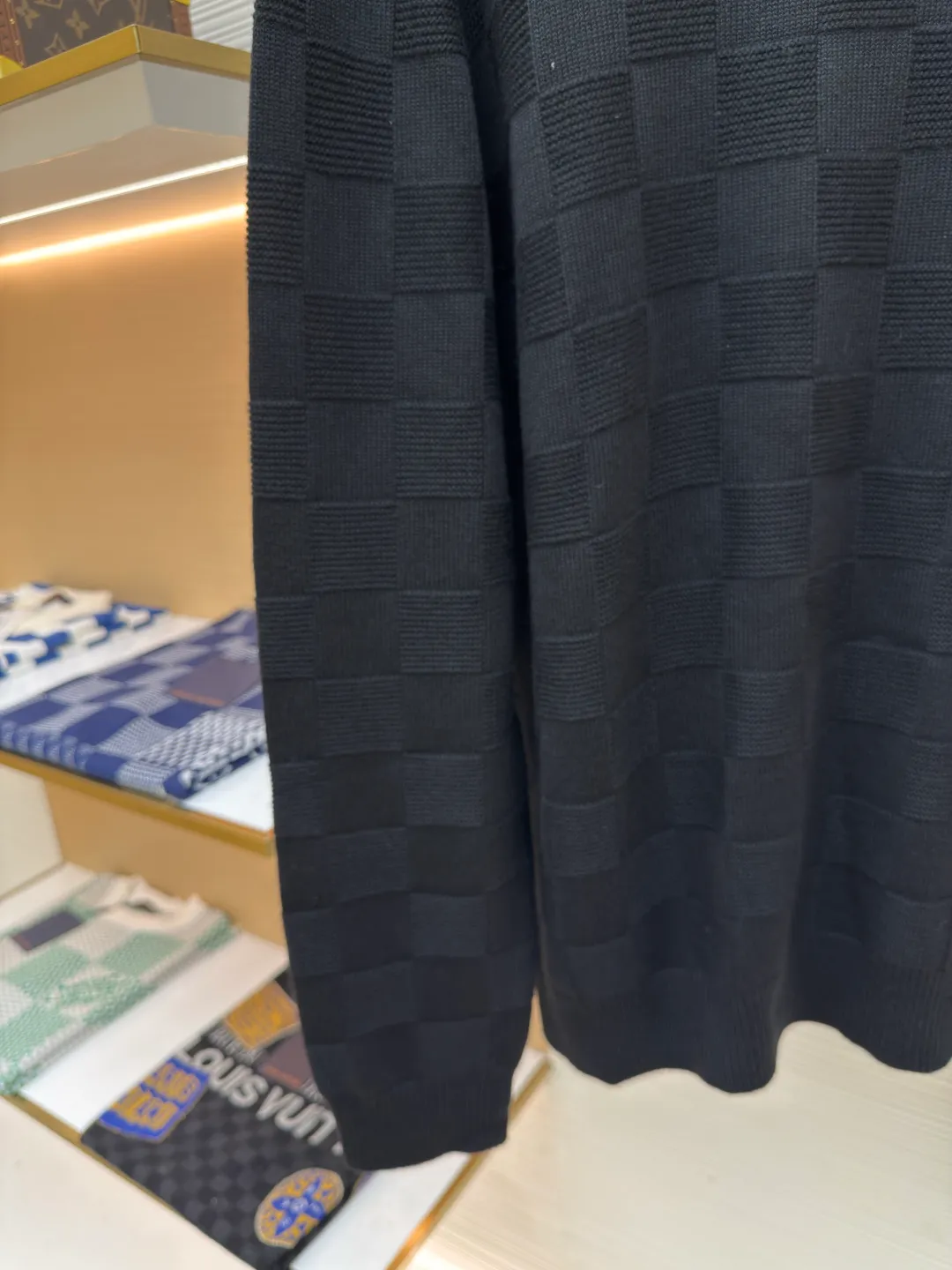 LOUIS VUITTON wool beaded pullover ●Authentic product: Purchased and developed for 10999 ●Item number: 1680459-B90 ●Fabric: wool fabric ●Technology: Knitted production ●Version: Loose fit ●Weight: about 780 grams ●Size: XS-S-M-L ●Description: The fabric is made of 100% exclusive wool fabric to ensure its rich texture and excellent performance. Made with imported computer cutting technology, the workmanship quality is immediately reflected. The overall wiring is straight and delicate, the fabric is comfortable and soft, and the color is consistent without color difference. It can be matched with the same style to create a fashionable look and control various occasions. Customized accessories, complete with three standards, same style for men and women!